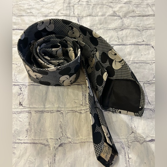VINTAGE DISNEY MICKEY MOUSE BLACK/GRAY/WHITE NOVELTY CERVANTES MENS TIE - Picture 3 of 6